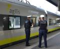 Symbolbild: Bundespolizei
Am Ostermontag hat ein Zugbegleiter in einer Regionalbahn einen 20-jährigen Syrer beim Schwarzfahren erwischt. Anschließend verletzte der Reisende den Zugbegleiter und floh in Obertraubling aus dem Zug