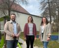 Bild: Tanja Ruckdäschel
Bürgermeister Matthias Grundler und Katja Bloßfeldt von der Johanniter-Teamleitung (rechts) heißen Sarah Zimmet als neue Leiterin der Johanniter-Kinderkrippe „Waldnaabzwerge“ in Falkenberg willkommen.