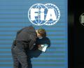 Bild: Eugene Hoshiko/AP/dpa
Die Macher der Formel 1 um den Weltverband Fia beraten über schnelle Änderungen am neuen Regelwerk. (Archivbild)