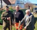 Bild: bnr
Bürgermeister Johann Wilhelm (rechts) und die Bundeswehrsoldaten pflanzten am Gemeindehaus einen Jubiläumsbaum, der an das 40-jährige Bestehen der Patenschaft zwischen der Kompanie und der Gemeinde erinnern soll.