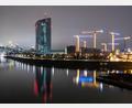 Bild: Boris Roessler/dpa
Die Bankenskyline von Frankfurt ragt hinter der Europäischen Zentralbank (EZB)  empor.