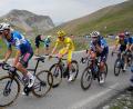 Archivbild: Jerome Delay/AP/dpa
Der Spanier Mikel Landa (3. v. l.) bei der Tour de France 2024 neben Rad-Star Tadej Pogacar.