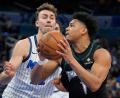 Bild: John Raoux/AP/dpa
Franz Wagner (links) hat mit den Orlando Magic weiter die Chance auf die direkte Qualifikation für die Playoffs.
