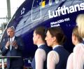 Bild: Karl-Josef Hildenbrand/dpa
Lufthansa-Chef Carsten Spohr und Flugbegleiterinnen.