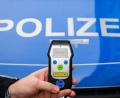 Bild: Julian Stratenschulte/dpa
Die Polizei führte einen Atemalkoholtest bei dem Betrunkenen durch. (Symbolbild)
