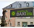Bild: Torsten Ernstberger
Wo Baxi draufsteht, da stoppt es auch: Fahrgäste erkennen die Haltestellen des Rufbusses an Schildern wie diesem am Wunsiedler Gabelmannsplatz.