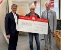 Bild: Sparkasse
Bürgermeister Robert Lindner (Mitte) erhielt den Spendenscheck aus den Händen von den Sparkassen-Verantwortlichen Albert Bergmann (links) und Wolfgang Huber.