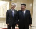 Bild: Wang Chao/XinHua/dpa
Chinas Außenminister Wang Yi (l) ist erstmals seit sechs Jahren nach Nordkorea reist - und traf dort auf Machthaber Kim Jong Un.