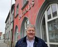 Bild: lnz
Bernhard Schmidt vor dem Rathaus in Erbendorf: Im Mai wird er dort als neuer Bürgermeister sein Büro beziehen.