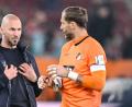 Bild: Harry Langer/dpa
Redebedarf: Nationaltorwart Oliver Baumann (r) nach dem 2:2 in Augsburg.