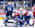 Bild: Tobias Neubert
Mitunter ging es zwischen den Blue Devils Weiden (blaue Trikots) und den Eisbären Regensburg ganz schön hitzig zur Sache. Den kühleren Kopf bewahrten die Gastgeber und triumphierten im Oberpfalz-Derby mit 6:3.