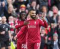 Bild: Jon Super/AP/dpa
Endlich wieder gewonnen: Torschütze Mohamed Salah (r) und Jeremie Frimpong freuen sich über Liverpools Sieg.