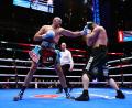 Bild: Bradley Collyer/PA Wire/dpa
Ungefährdeter Sieg: Tyson Fury (l) im Ring gegen Arslanbek Machmudow.