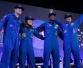 Bild: Michael Wyke/AP/dpa
Die „Artemis 2“-Crew, Jeremy Hansen (l-r), Christina Koch, Victor Glover und Reid Wiseman, kommt am Ende einer Rückkehrfeier in die Mitte einer Bühne.