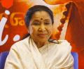 Bild: Rafiq Maqbool/AP/dpa
Die indische Sängerin Asha Bhosle haben viele schon gehört - sie lieh Bollywood-Schauspielerinnen ihre Singstimme.