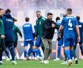Bild: Uwe Anspach/dpa
Schalker Freude: Trainer Miron Muslic (m) jubelt mit seine Spielern über den Sieg.