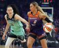 Bild: Rick Scuteri/AP/dpa
Spielen in Zukunft zusammen für New York: Satou Sabally (r) und Breanna Stewart. (Archivbild)