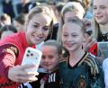 Bild: Daniel Löb/dpa
Lächeln, bitte: DFB-Kapitänin Giulia Gwinn und Co. sind derzeit gut drauf. (Archivbild)