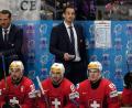 Bild: Darko Vojinovic/AP/dpa
Hat etwas auf dem Kerbholz: Der Schweizer Eishockey-Coach Patrick Fischer (M). (Archivbild)