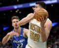 Bild: Mark Stockwell/AP/dpa
Franz Wagner (l.) könnte in den Playoffs erneut auf Luka Garza und die Boston Celtics treffen.
