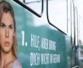 Symbolbild: Edith Geuppert/dpa
Eine Straßenbahn ist mit der Aufschrift "Hilf, aber bring dich nicht in Gefahr" beklebt. Das ist ein Tipp, den die Polizei zu Zivilcourage gibt.