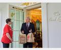 Bild: Alex Brandon/AP/dpa
Fast Food für Trump: McDonald's-Lieferung ins Weiße Haus