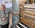 Bild: Rudolf Ettl
Gerhard Siegl, der Sachverständige der Diözese, sieht und hört immer sehr genau hin. Auch bei der neuen Orgel in St. Georg in Amberg.
