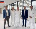 Bild: Friedrich Peterhans, KNO
Ärztlicher Direktor Prof. Dr. Thomas Bschleipfer, KNO-Vorstand Michael Hoffmann (von rechts) und Klinikdirektor Stephan Schumacher (links) freuen sich über den neuen Chefarzt Dr. Wojciech Derwich, der mit Dr. Felicitas Johanning-Csik die Klinik für Gefäßchirurgie leitet.