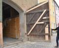 Bild: Thorsten Schreiber
An der Schmellerstraße öffnet Architekt Josef Weber aus Nürnberg das imposante Holztor des Mehler-Stodls, um Oberpfalz-Medien einen exklusiven Einblick in das denkmalgeschützte Gebäude zu gewähren.