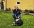 Bild: lnz
Hubert Schicker mit Hündin Bella vor dem heimischen Hof in Pechtnersreuth: Zu Hause auf dem idyllisch gelegenen Anwesen kann der künftige Landrat abschalten und Kraft tanken.