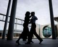 Bild: Christoph Soeder/dpa
Ein Mann und eine Frau tanzen im Regierungsviertel in Berlin am Paul-Löbe-Haus des Deutschen Bundestages Tango.
