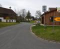 Bild: jr
Vom Multifunktionsgebäude (rechts) bis zum Ortsrand in Richtung Kriegermühle wollen die Hofteicher eine Begrenzung auf 30 Kilometer pro Stunde. Nach dem Ortsrand soll Tempo 50 gelten. Bürgermeister Johann Burger will die Polizei zu Rate ziehen, ehe eine Entscheidung fällt.