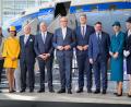 Bild: Hannes P. Albert/dpa
Gruppenbild mit Kanzler: Merz (Mitte) besucht die Lufthansa zum Jubiläum.