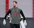 Bild: Sven Hoppe/dpa
Manuel Neuer ist einer von vier Bayern-Profis, die von einer möglichen Gelb-Sperre im Halbfinal-Hinspiel bedroht sind.