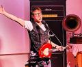 Bild: Gerhard Krones
Bewie Bauer beeindruckte während seiner Bühnenshow mit rockigen Musikeinlagen und seinen Parodien die Gäste in der Kulturscheune