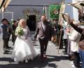 Bild: mrr
Tamara Reichert und Andreas Graf durchschritten nach der Hochzeit das Spalier von Freunden und Vereinskameraden, unter anderem der Schützen.