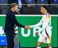 Bild: Tom Weller/dpa
Julian Nagelsmann bedankt sich bei Jamal Musiala. (Archivbild)
