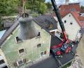 Bild: Alfons Götzfried
Die alte Glocke schwebt am Kranhaken aus dem Kirchturm heraus und über der Kirchgasse – eine Spezialoperation, die es so in Rosenberg lange nicht mehr zu sehen geben wird.
