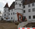 Bild: dob
Arbeiter der Josef Hartinger Tiefbau GmbH aus Kleinschwand sind rund um das Schloss damit beschäftigt, die Regenwasserableitung und die Kanalarbeiten zu ertüchtigen.