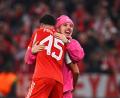 Bild: Tom Weller/dpa
Von Kopf bis Fuß in Pink: Bayern Münchens Nachwuchskicker Lennart Karl.