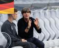Bild: Robert Michael/dpa-Zentralbild/dpa
Joachim Löw (r) erklärt in einem Interview die gefragten heutigen Spielertypen und nennt beispielhaft auch Joshua Kimmich. (Archivbild)