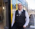 Bild: Lorenz Bee/Allianz pro Schiene/dpa
Der Zugbegleiter Ronald-Phillip Tolkiehn erhält den Preis Eisenbahner mit Herz.