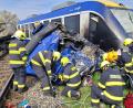 Bild: -/Feuerwehr- und Rettungsdienst Trnava/TASR/dpa
Feuerwehrleute arbeiten am Unglücksort, wo ein Personenzug und ein Lastwagen zusammengestoßen sind. Bei dem Unglück kam eine Person ums Leben, 21 Menschen wurden verletzt.