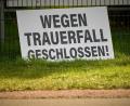 Bild: Sascha Ditscher/dpa
Nach dem folgenschweren Arbeitsunfall mit drei Toten und zwei lebensgefährlich Verletzten bleibt die Lederfabrik geschlossen.