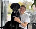 Bild: san
Ein Herz und eine Seele: Tim Luca Bukenberger und der zweijährige Labrador Lotte, einer der beiden Familienhunde. Der querschnittsgelähmte Tim Luca Bukenberger genießt es, nach einer monatelangen Reha wieder daheim zu sein – und freut sich auf die nächste Reha ab Mai in England.
