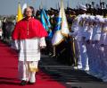 Bild: Andrew Medichini/AP/dpa
Der Papst bei seiner Ankunft in Luanda.
