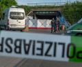 Bild: BeckerBredel/dpa
Nach einem lauten Knall hat die Polizei unter einer Fußgängerbrücke im Saarland einen Toten und vier Schwerverletzte gefunden.