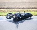 Bild: Julian Stratenschulte/dpa
Der Motorradfahrer wurde beim Zusammenstoß über das Auto geschleudert. (Symbolbild)