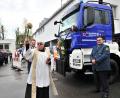 Bild: Andreas Duschner 
Das THW in Weiden freut sich über ein (fast) neues Einsatzfahrzeug. Hier die Fahrzeugsegnung des neu umgebauten Kippers durch Pfarrer Thomas Jeschner.
