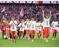Bild: Malin Wunderlich/dpa
Die Meisterschaft schon in der Tasche: Spieler vom FC Bayern jubeln in der Allianz Arena in München nach dem Sieg gegen den VfB Stuttgart.